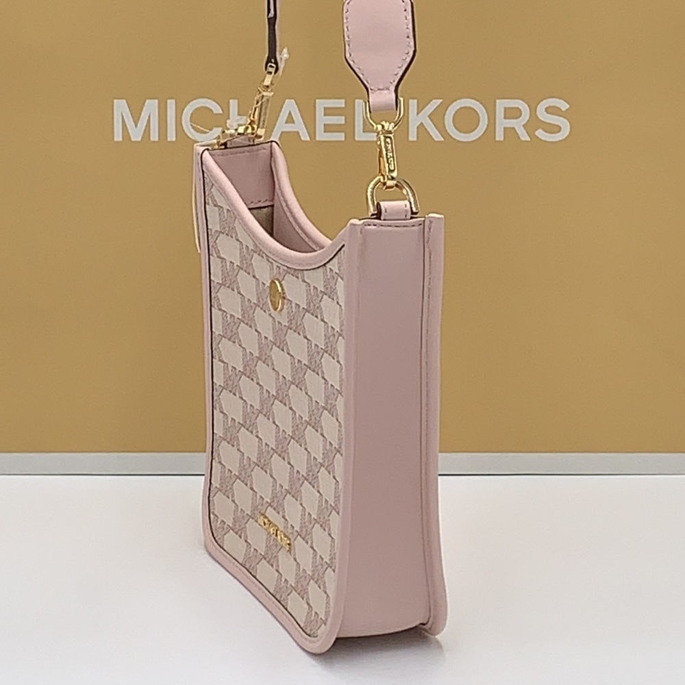 MICHAEL KORS
Briley Small Logo Messenger XBODY Bag POWDER BLUSH MULTI - Picture 8 of 16